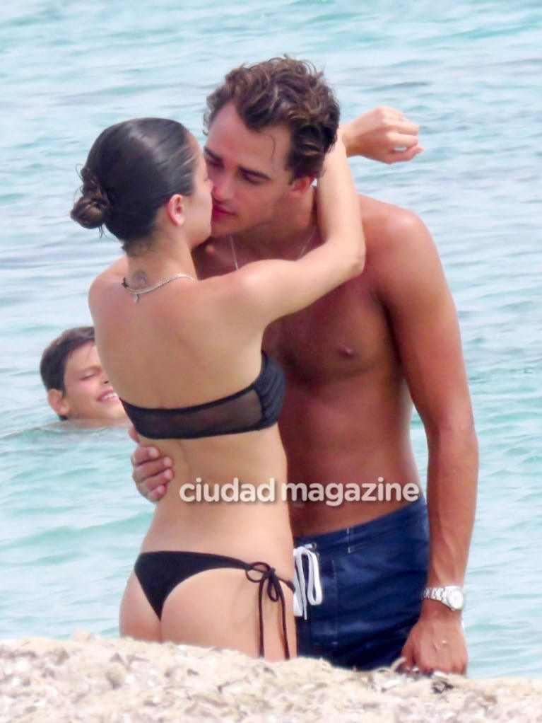 ¡Parejita mimosa! Tini Stoessel y Pepe Barroso Silva, a puro beso en el mar Mediterráneo