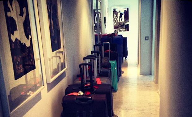 Paris Hilton y las 19 valijas que llevó a Ibiza (Fotos: Instagram).
