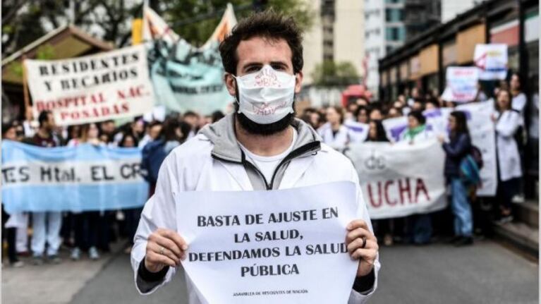 Paro de médicos y enfermeros en reclamo de salarios dignos y reconocimiento profesional