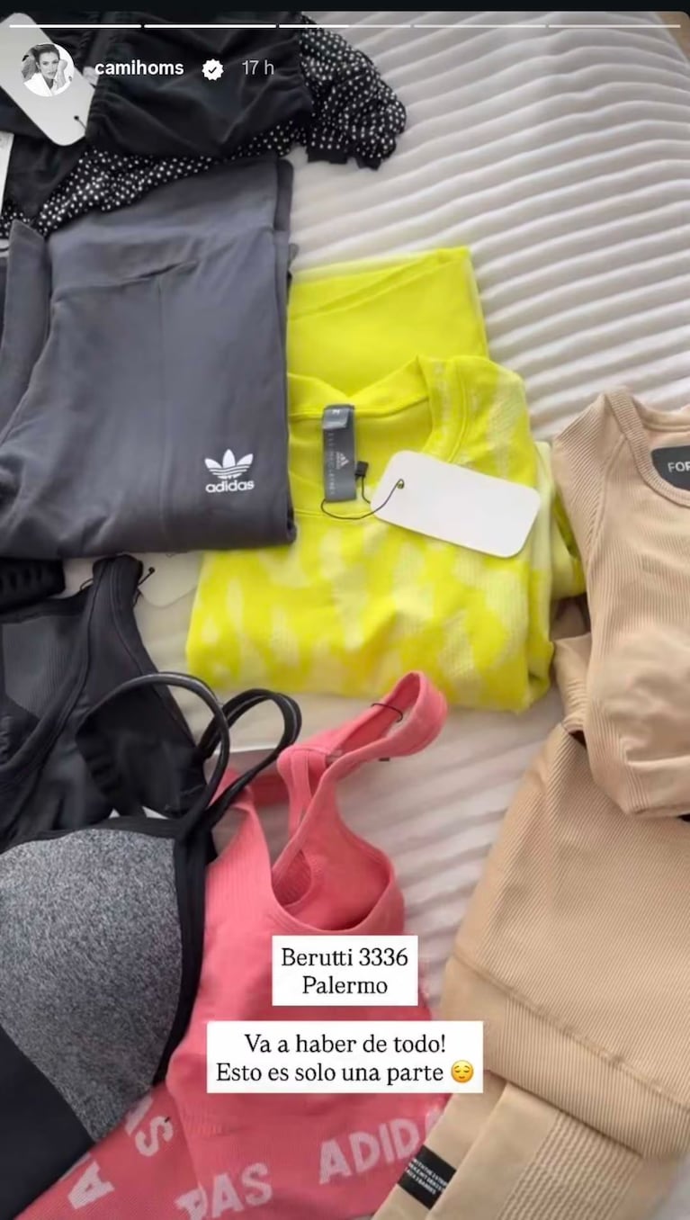 Parte de las prendas que vendió Cami Homs en la feria de Palermo
Fuente: Instagram @camihoms