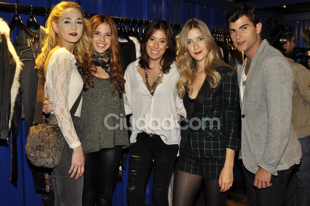 Parte del elenco de Violetta con Sofía Sarkany. (Foto: Jennifer Rubio-Ciudad.com)