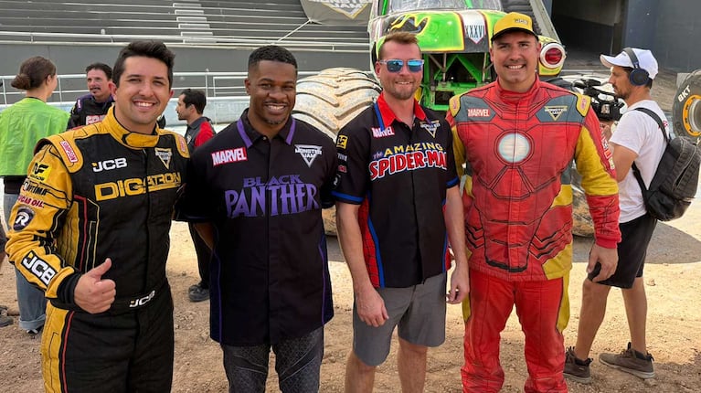 Parte del equipo de pilotos de Monster Jam tras la práctica: Brandon Arthur, Bari Musawwir, Michael Vaters Jr. y Tony Ochs
(Foto: Hernán Khatchadourian)
