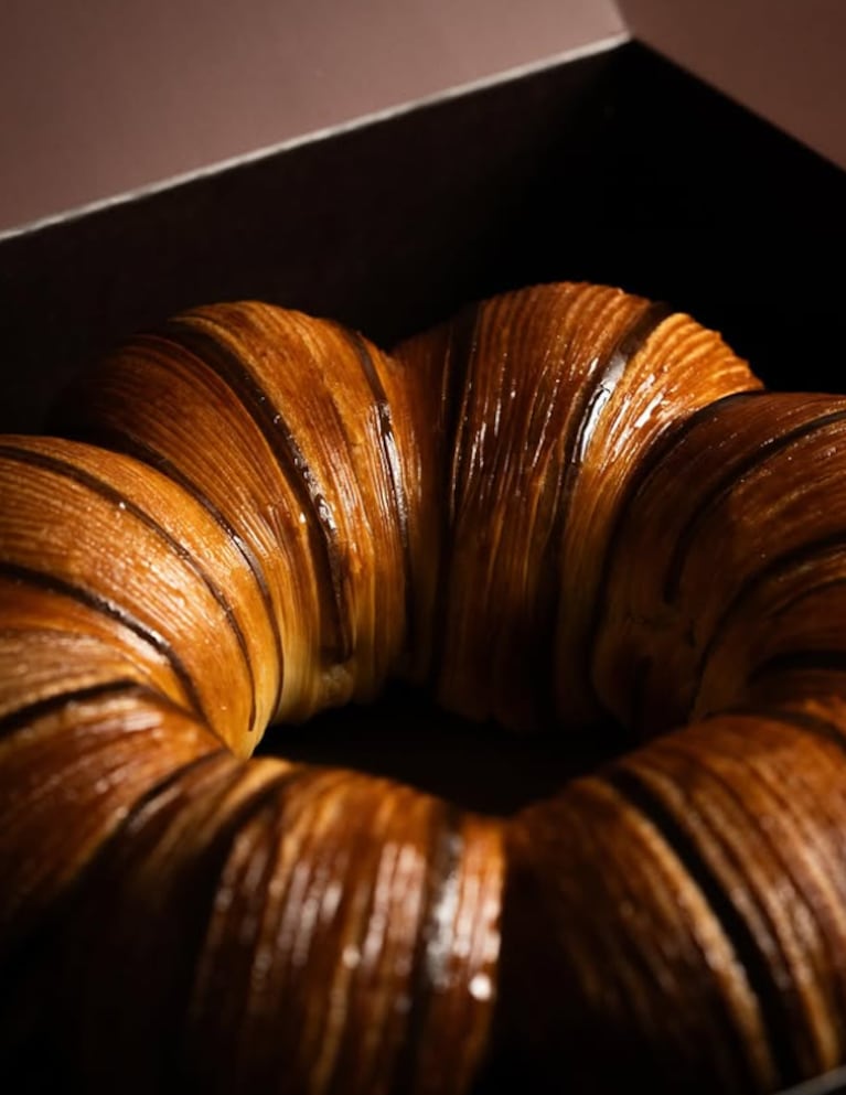 Pascua 2026: Damián Betular presentó su colección con huevos rellenos y una impactante rosca suisse | Créditos: Instagram @betular.patisserie