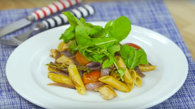 Pasta al wok: seguí esta receta para un salteado vibrante de pollo y tomates frescos