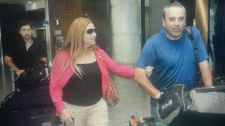 Pato Cabrera y su ex mujer Silvia, en el aeropuerto. (Foto: Twitter)