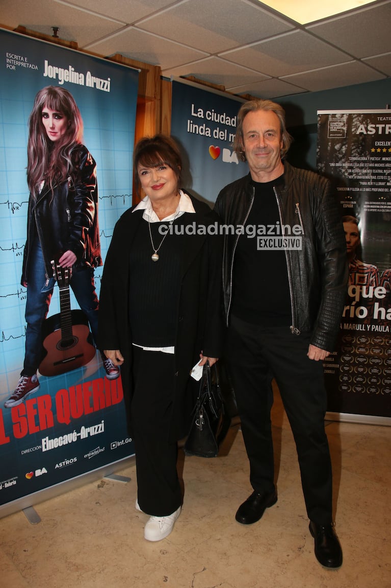 Patricia Echegoyen y su marido Rodrigo Prado del Río en el estreno del unipersonal de Jorgelina Aruzzi (Foto: Movilpress).