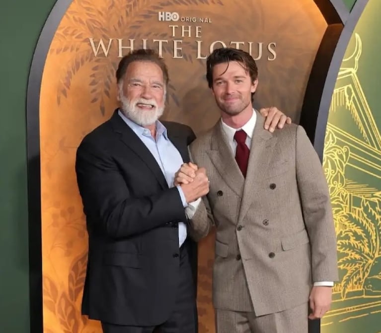 Patrick y Arnold Schwarzenegger en la presentación de la serie. Foto: Instagram.