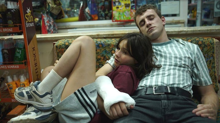 Paul Mescal y Frankie Corio en "Aftersun" ya disponible en Netflix