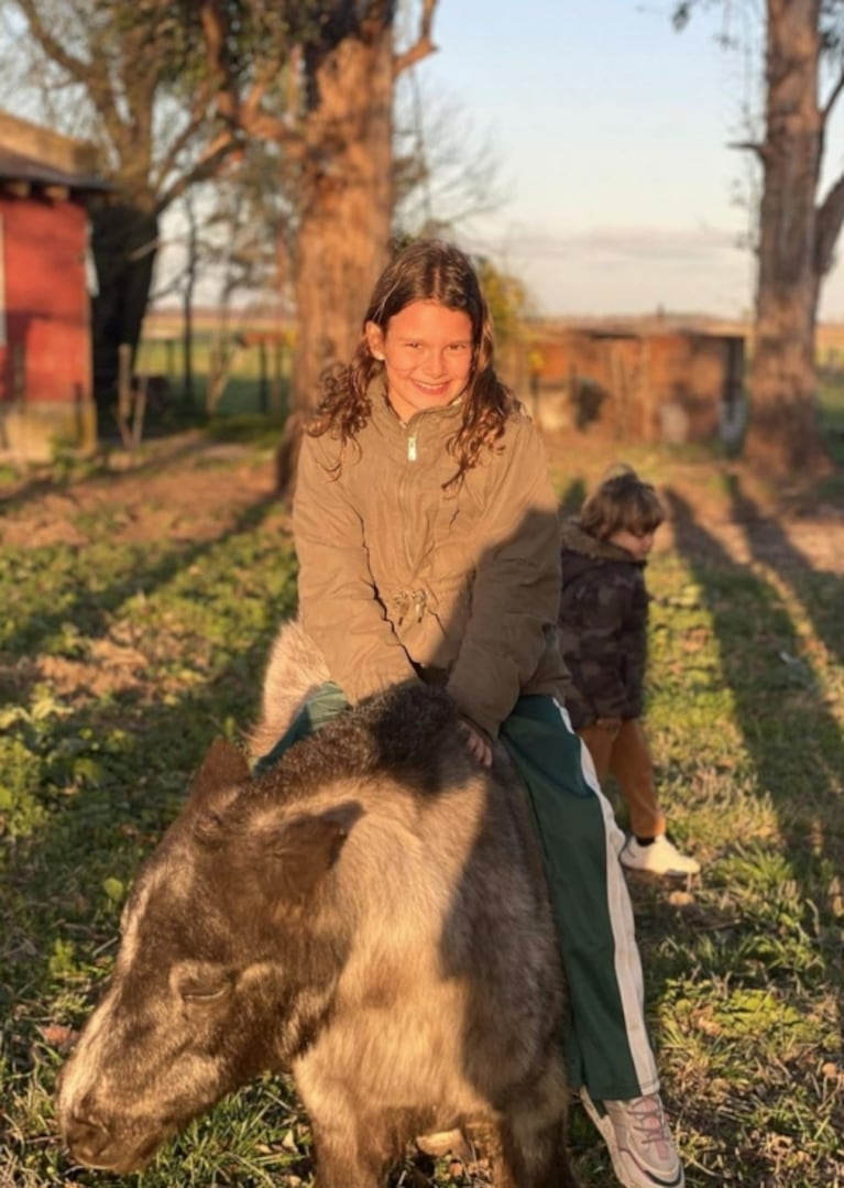 Paula Chaves compartió las postales más dulces de su día de campo en familia: "En mi lugar favorito"