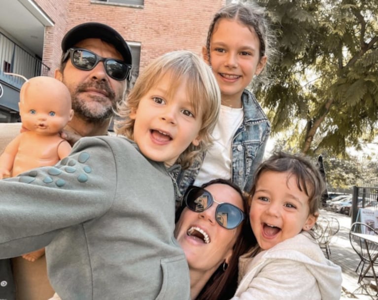 Paula Chaves compartió una selfie familiar y su hermana Delfina lanzó un desopilante comentario