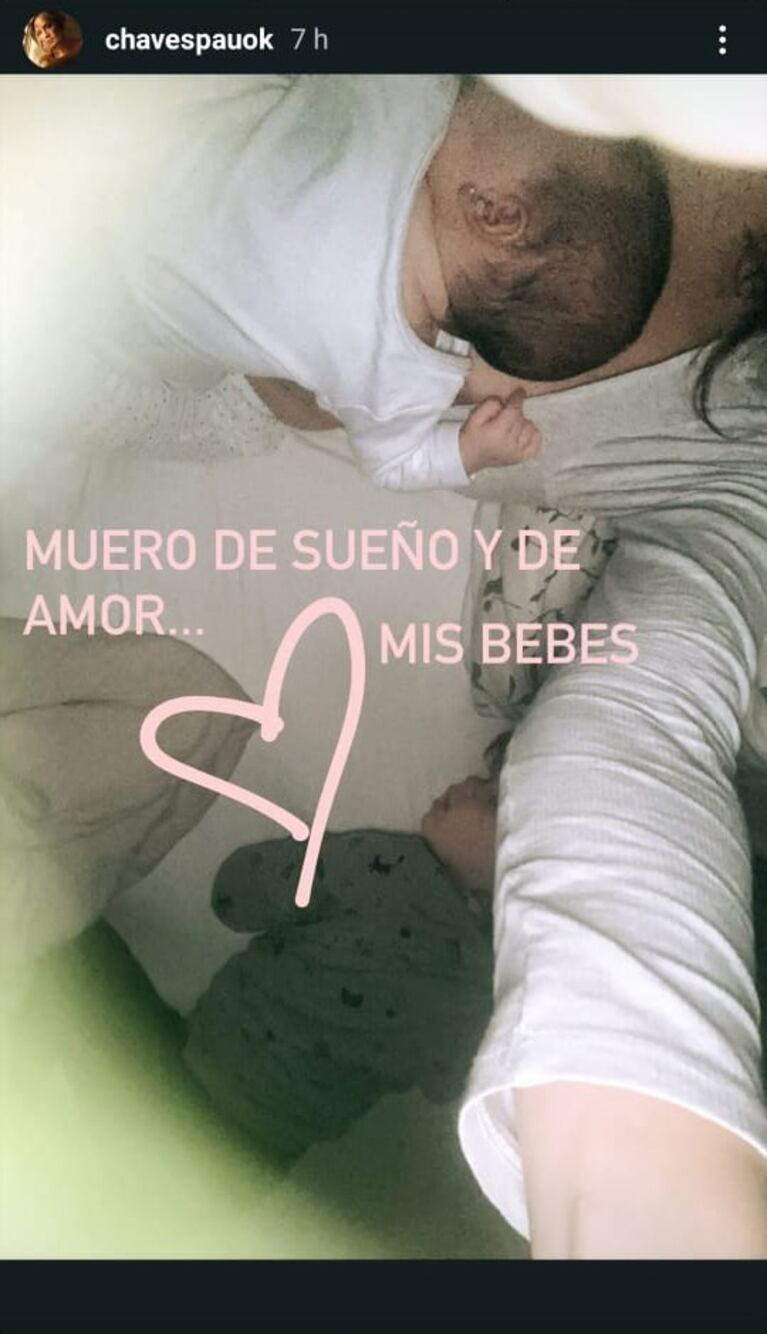 Paula Chaves compartió una tierna foto de su colecho con sus hijos: "Muero de sueño y de amor"