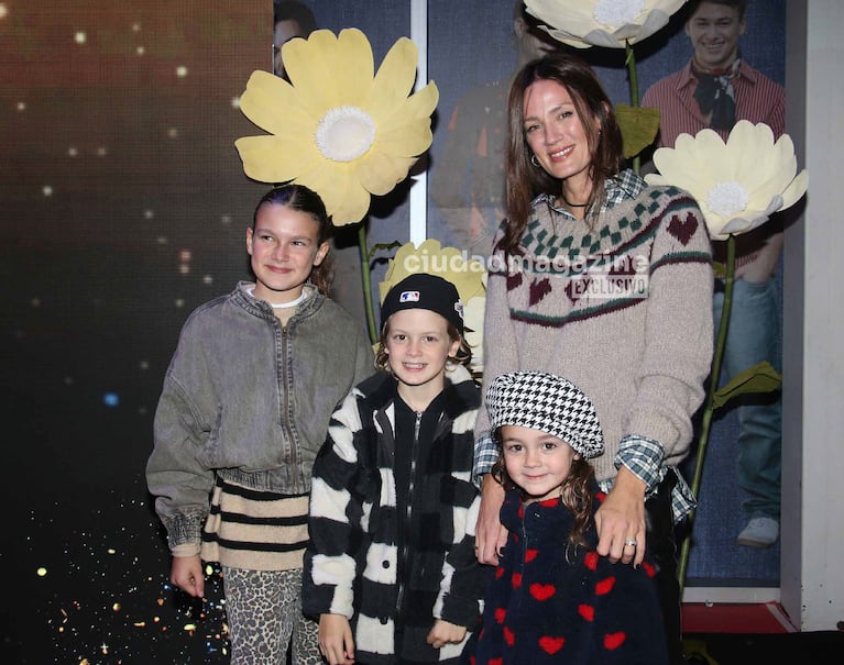Paula Chaves con Olivia, Baltazar y Filipa. Foto: Movilpress.
