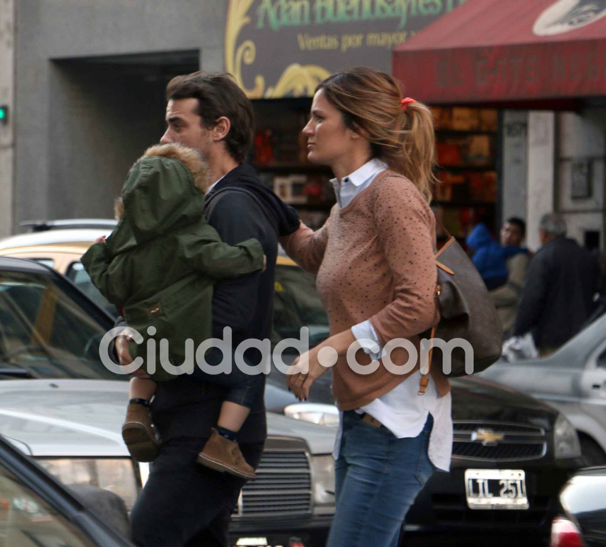 Paula Chaves con Olivia y Jimena Barón con Morrison: divertida salida al teatro con sus hijos. (Foto: Movilpress)