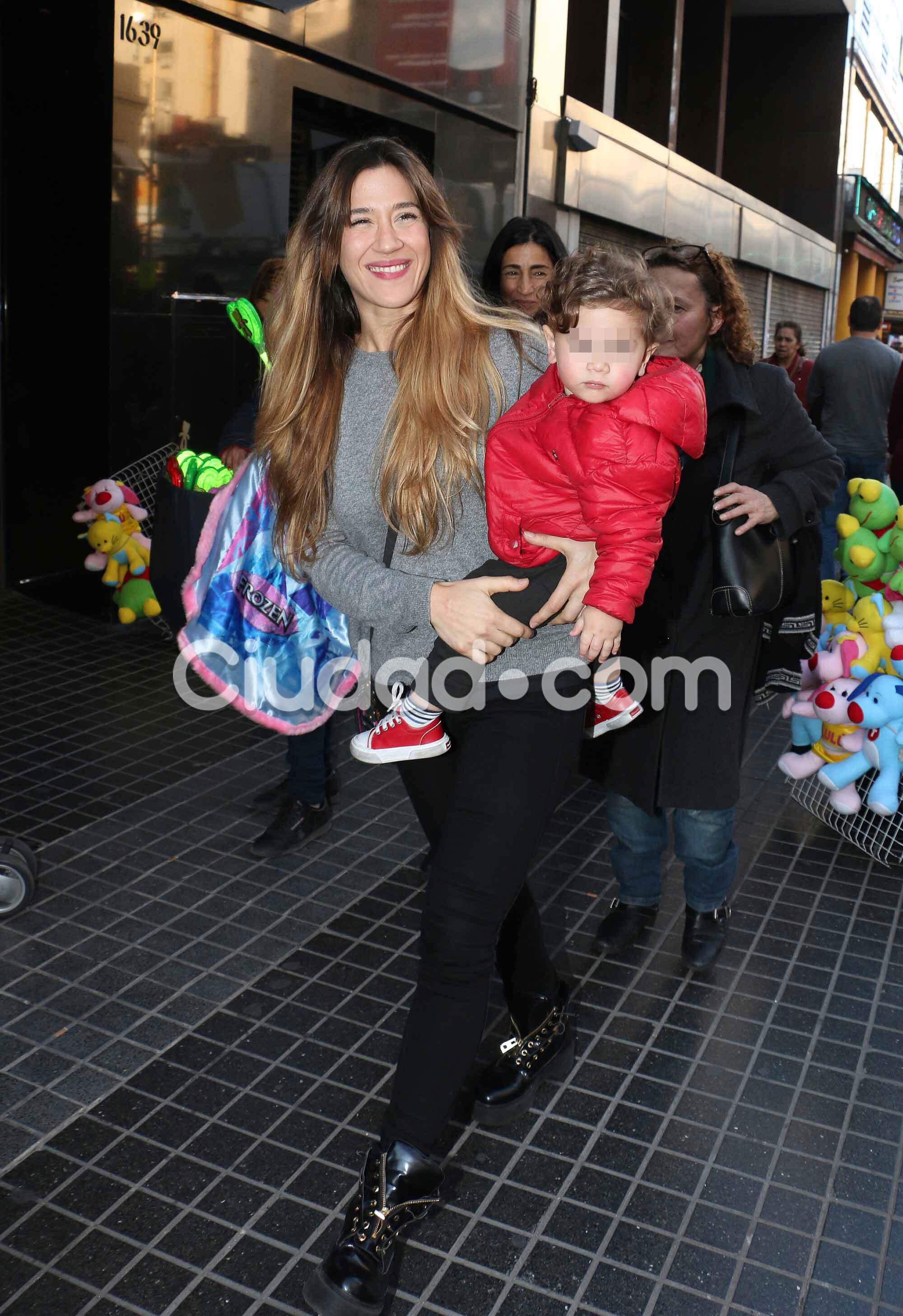 Paula Chaves con Olivia y Jimena Barón con Morrison: divertida salida al teatro con sus hijos. (Foto: Movilpress)