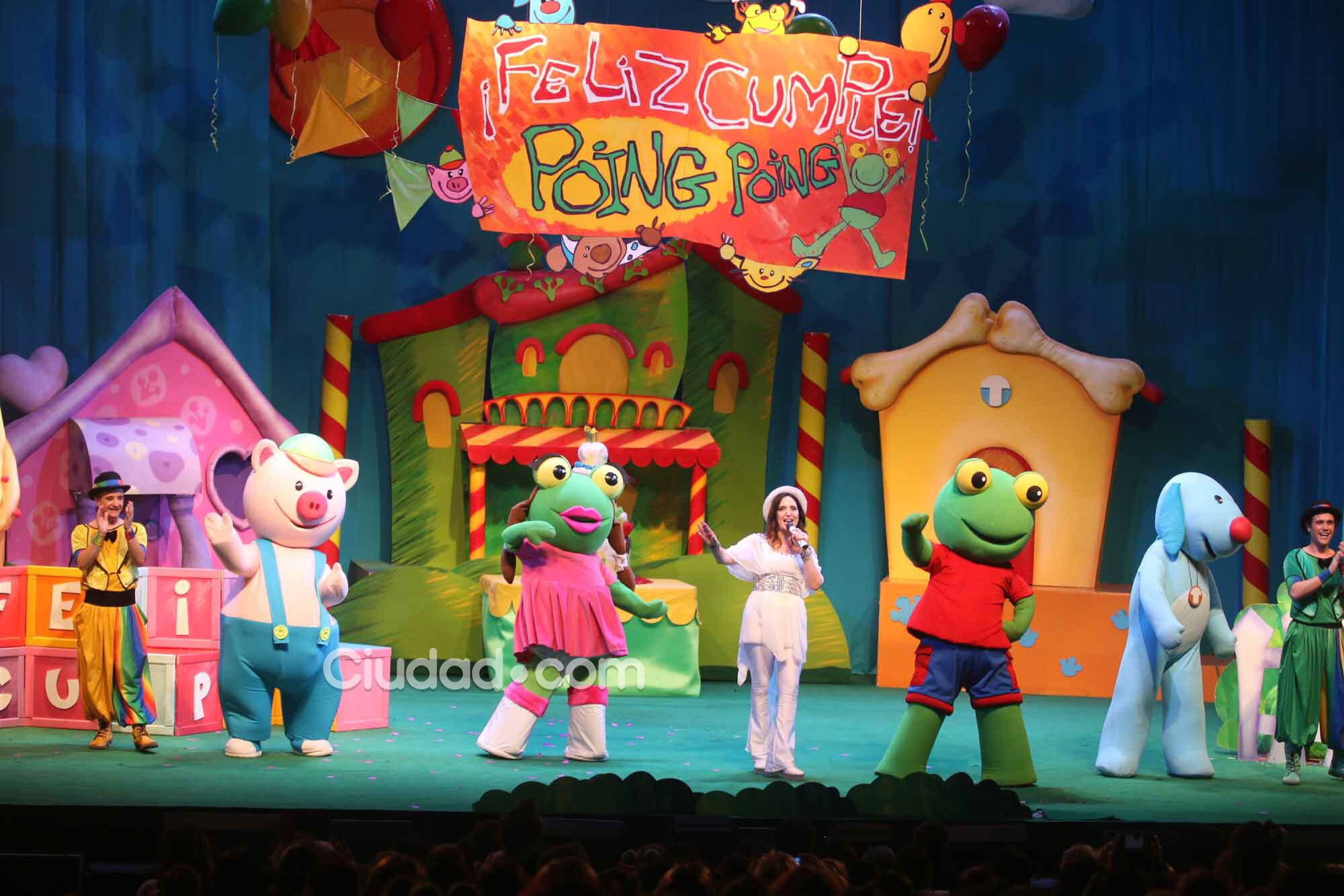 Paula Chaves con Olivia y Jimena Barón con Morrison: divertida salida al teatro con sus hijos. (Foto: Movilpress)