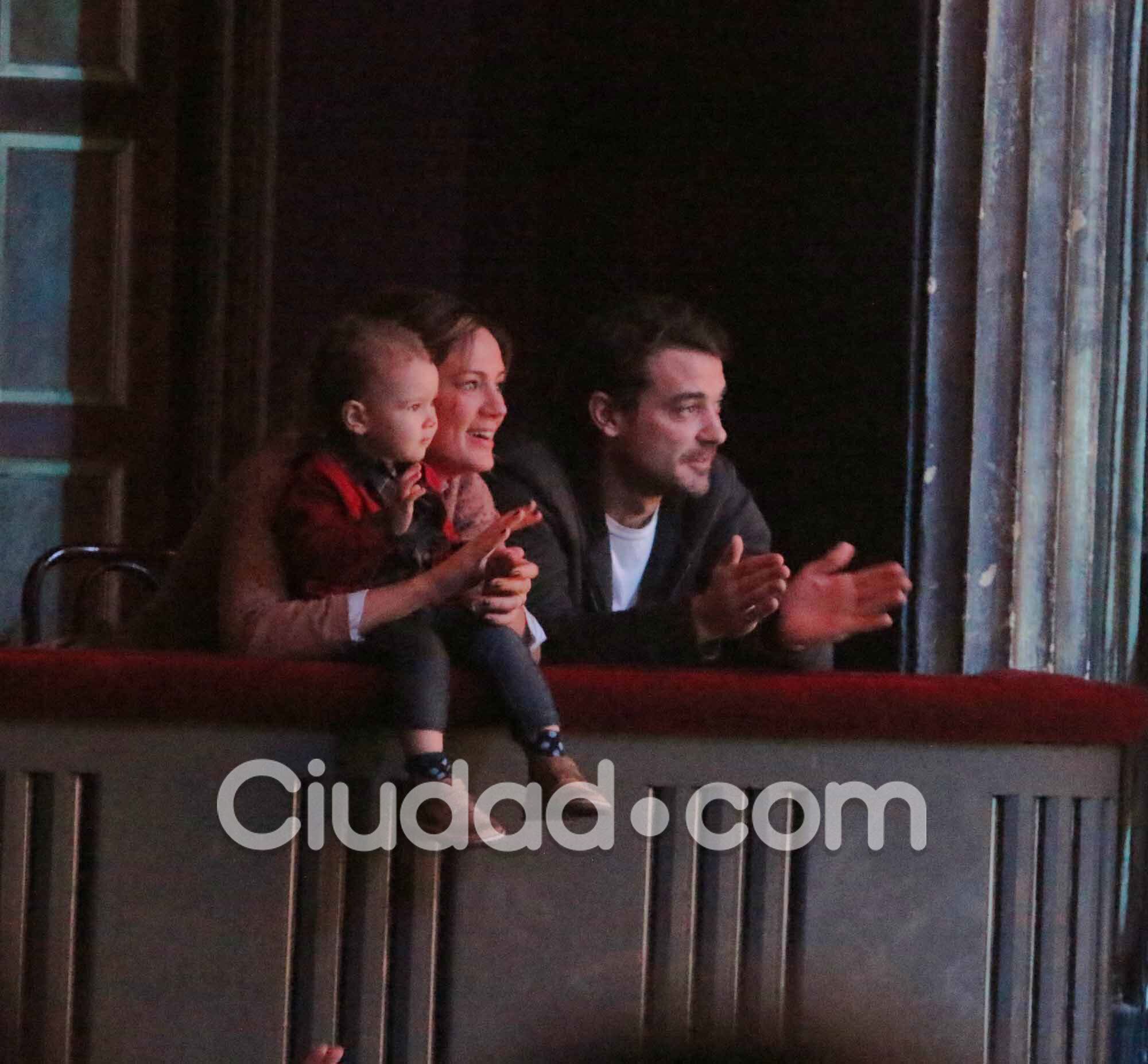 Paula Chaves con Olivia y Jimena Barón con Morrison: divertida salida al teatro con sus hijos. (Foto: Movilpress)