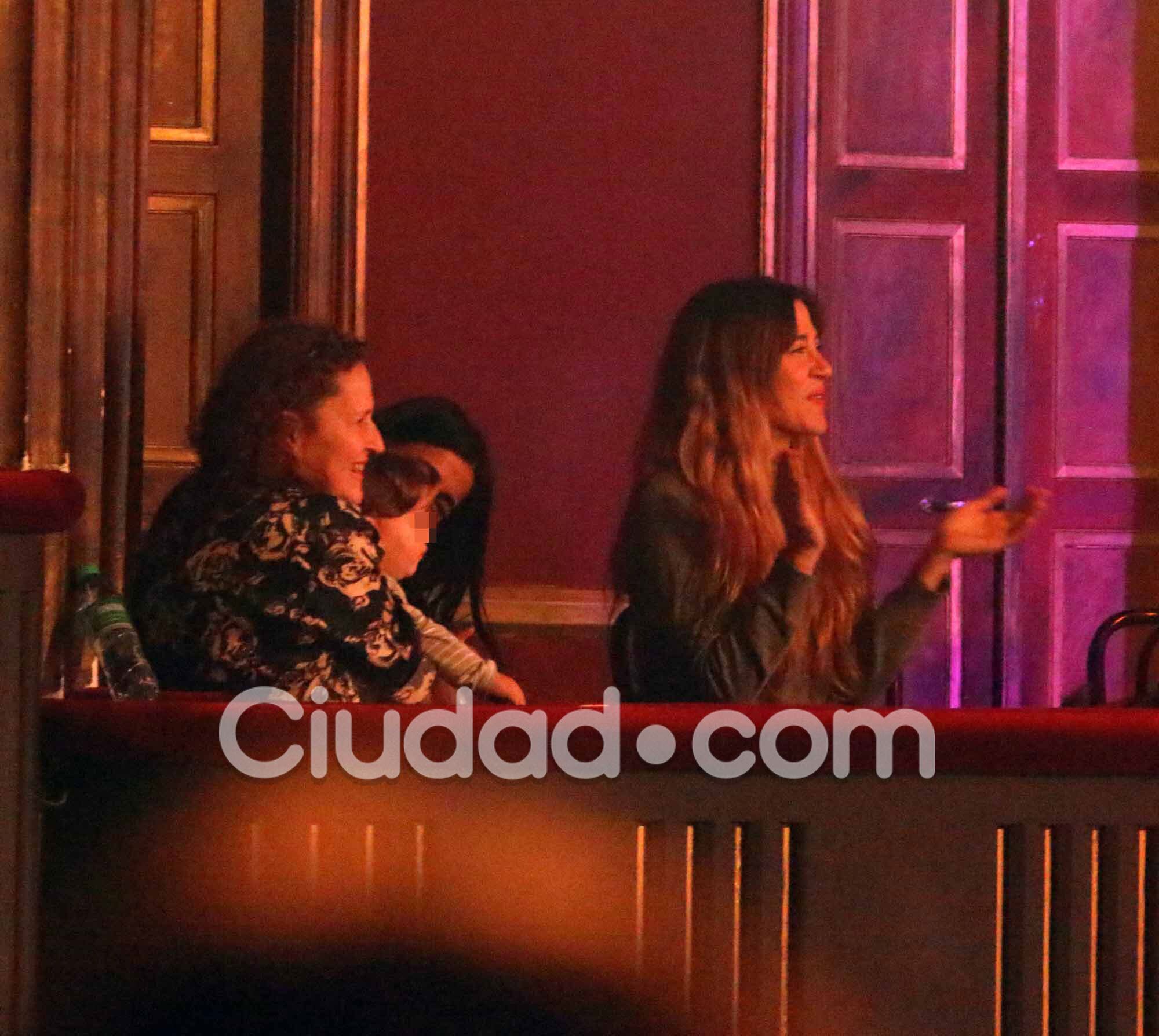 Paula Chaves con Olivia y Jimena Barón con Morrison: divertida salida al teatro con sus hijos. (Foto: Movilpress)