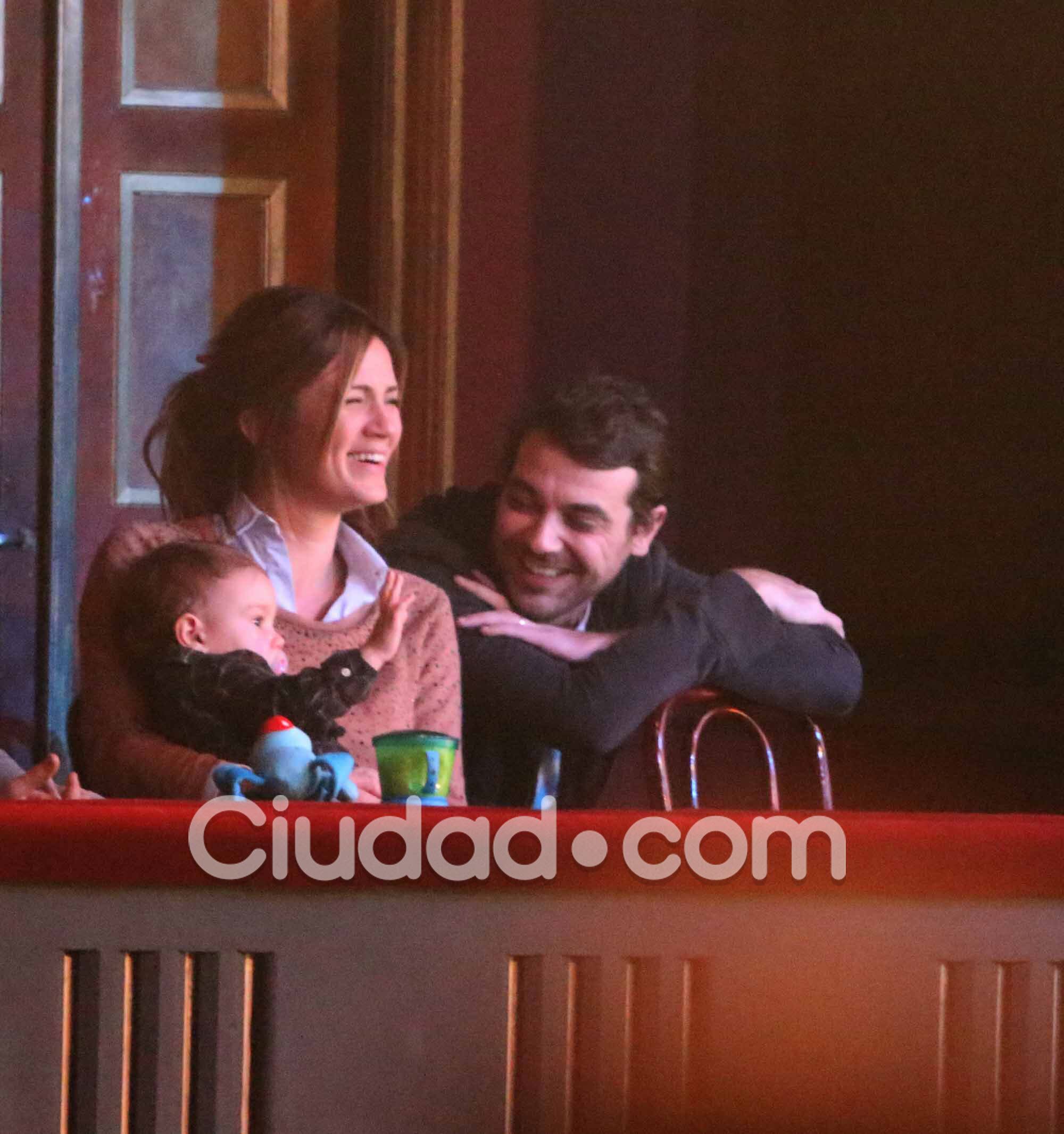 Paula Chaves con Olivia y Jimena Barón con Morrison: divertida salida al teatro con sus hijos. (Foto: Movilpress)