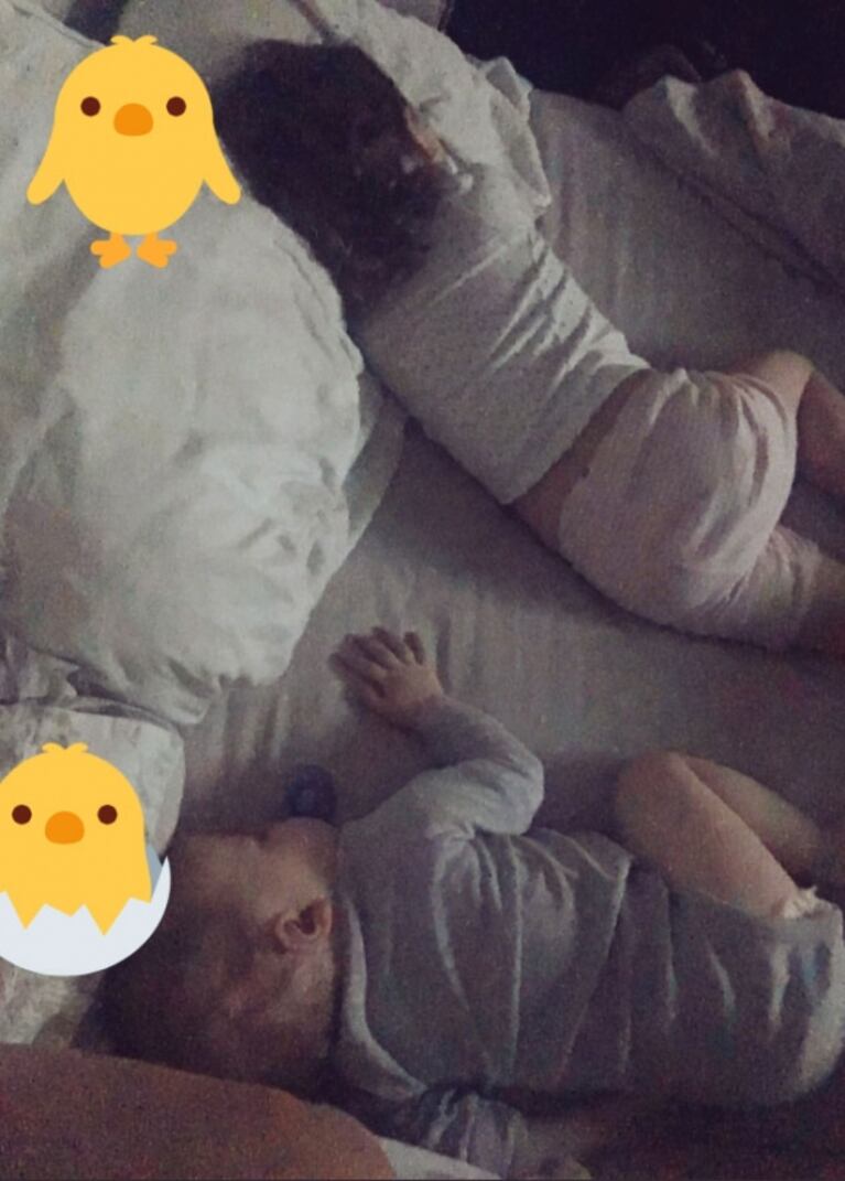 Paula Chaves continúa con el colecho: las fotos súper tiernas de Olivia y Baltazar en la cama de su mamá