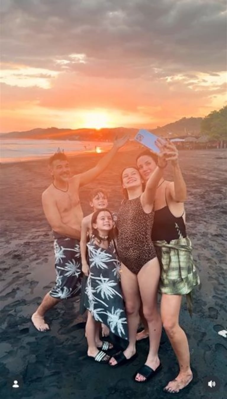 Paula Chaves, familia y puesta de sol en Playa El Tunco. Crédito: Instagram @pauchaves