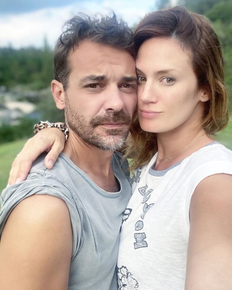 Paula Chaves mostró su panza de embarazada y reveló un pícaro detalle: "Abajo se esconde un short que no cierra"