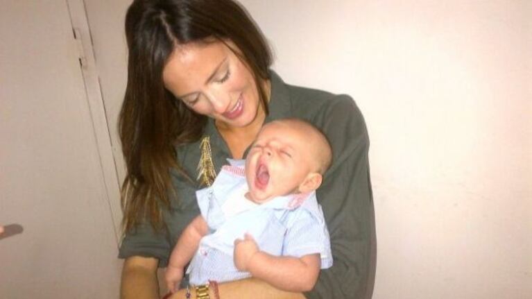 Paula Chaves "practicó" a ser mamá con el bebé de una amiga. (Foto: Twitter de Paula Chaves)
