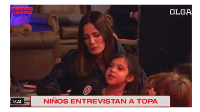 Paula Chaves y la nena que entrevistó a Topa. Captura: Olga