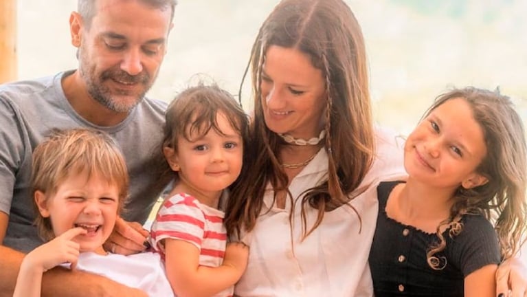 Paula Chaves y Pedro Alfonso con sus tres hijos.