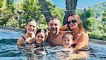 Paula Chaves y su familia en la pileta del complejo en Playa El Tunco, El Salvador. Crédito: Instagram @pauchaves
