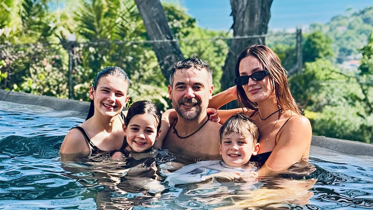 Paula Chaves y su familia en la pileta del complejo en Playa El Tunco, El Salvador. Crédito: Instagram @pauchaves