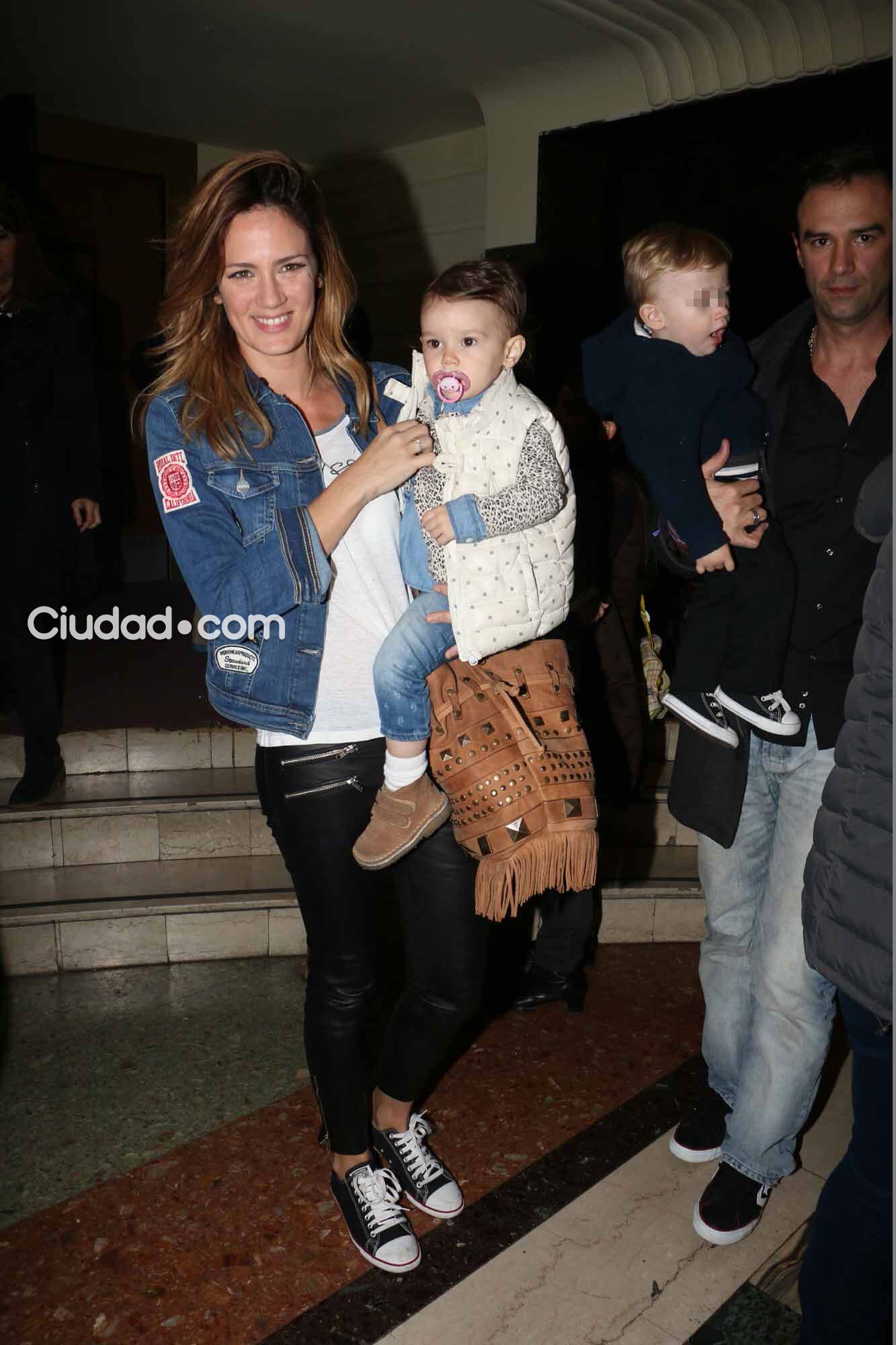 Paula Chaves y su hija, Olivia, en el teatro Ópera viendo a Topa (Foto: Movilpress)