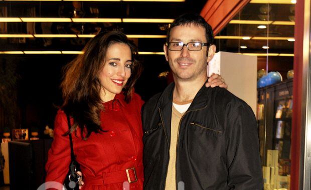 Paula Kohan y su novio en la avant premiere de A Roma con amor. (Foto: Jennifer Rubio)