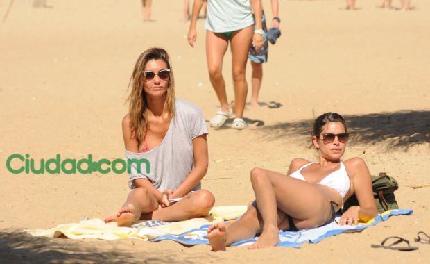 Paula Morales y una amiga, en Punta del Este. (Foto: Ciudad.com)