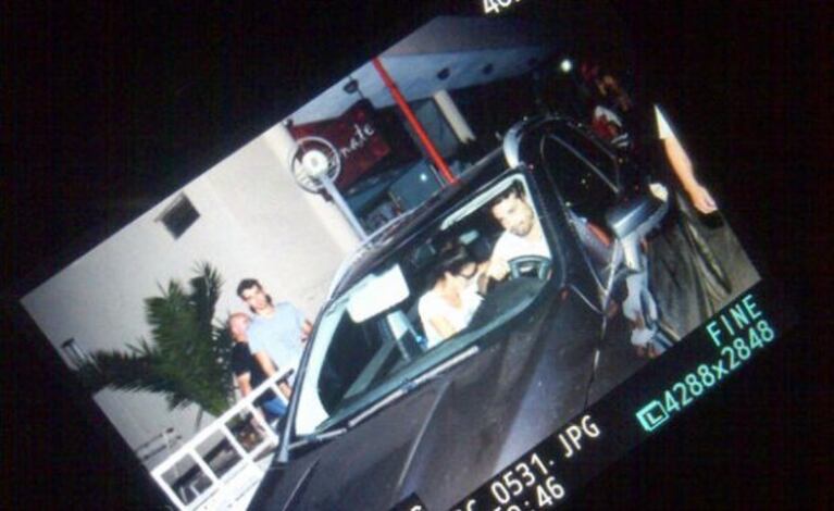 Paula y Pedro abandonan el teatro tras la descompensación de la modelo. (Foto: Luis Varela - publicada en Pablolayus.com.ar)