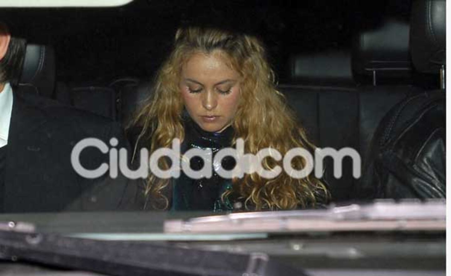 Paulina Rubio sube al patrullero, al ser arrestada en Miami. (Foto: Southern press).