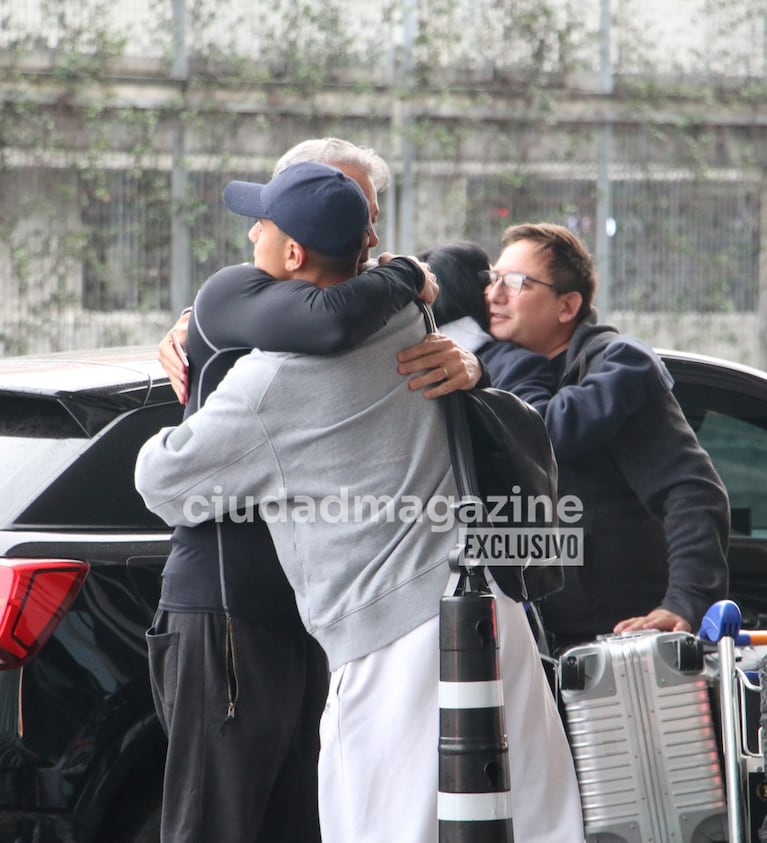 Paulo Dybala abrazó a su suegro, Ova Sabatini, quien llevó a los recién casados al aeropuerto.