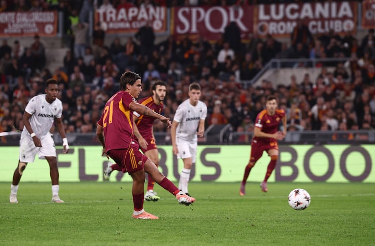 Paulo Dybala convierte el gol de penal. Foto: REUTERS/Guglielmo Mangiapane