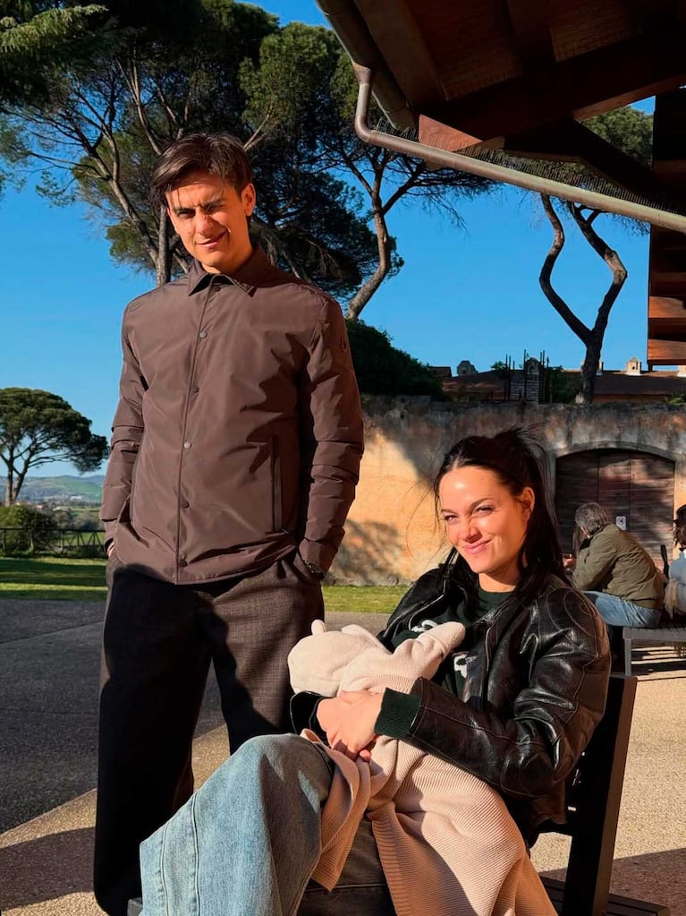 Paulo Dybala y Oriana Sabatini con su hija Gia (Foto: Instagram @paulodybala)