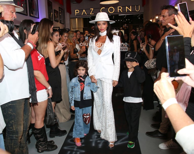 Paz Cornú presentó su colección de la mano de sus hijos (Foto: Movilpress).