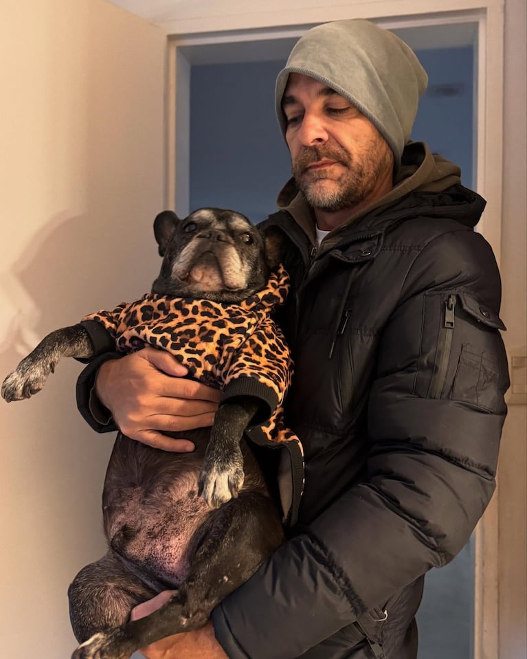 Pedro Alfonso con el bulldog francés de 15 años | Créditos: Instagram @chavespauok