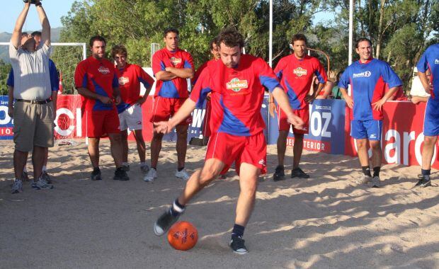 Pedro Alfonso ejecuta el penal, en el picado que ganó junto a Tito Speranza. (Foto: La Voz)