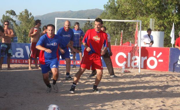 Pedro Alfonso es superado por un rival. (Foto: La voz)