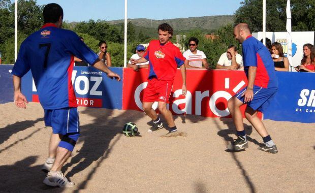 Pedro Alfonso rodeado por rivales, en el picado que ganó junto a Tito Speranza. (Foto: La Voz)