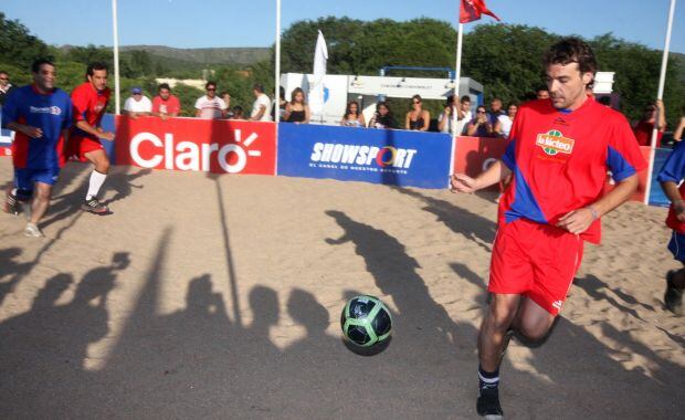 Pedro Alfonso se adueña del balón, en el picado que ganó junto a Tito Speranza. (Foto: La Voz)