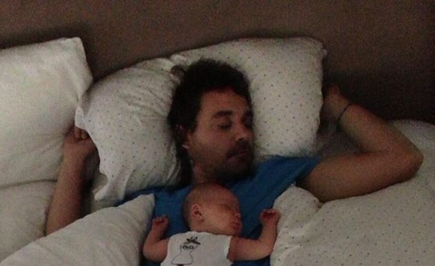 Pedro Alfonso y su hija Olivia, en plena siesta. (Foto: @paulitachaves)