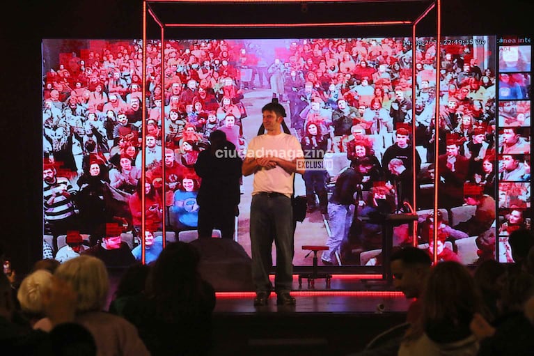Pedro Rosemblat debutó en su unipersonal en la calle Corrientes (Foto: Movilpress).