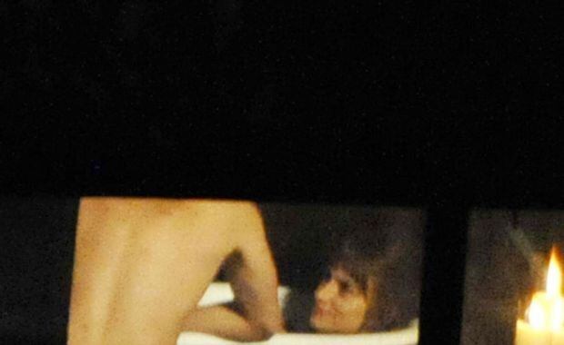 Penélope Cruz y Emile Hirsch protagonizan escenas hot en una bañera (Foto: Southern Press). 