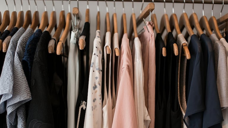 Percha invertida, un método que sirve para ordenar el placard. Foto: Freepik