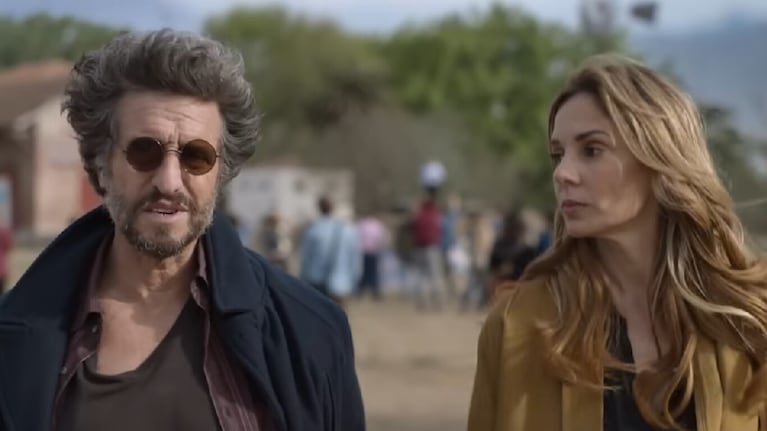 Peretti (El Griego) y Cardinali (Camila) en una escena de Doble Discurso.