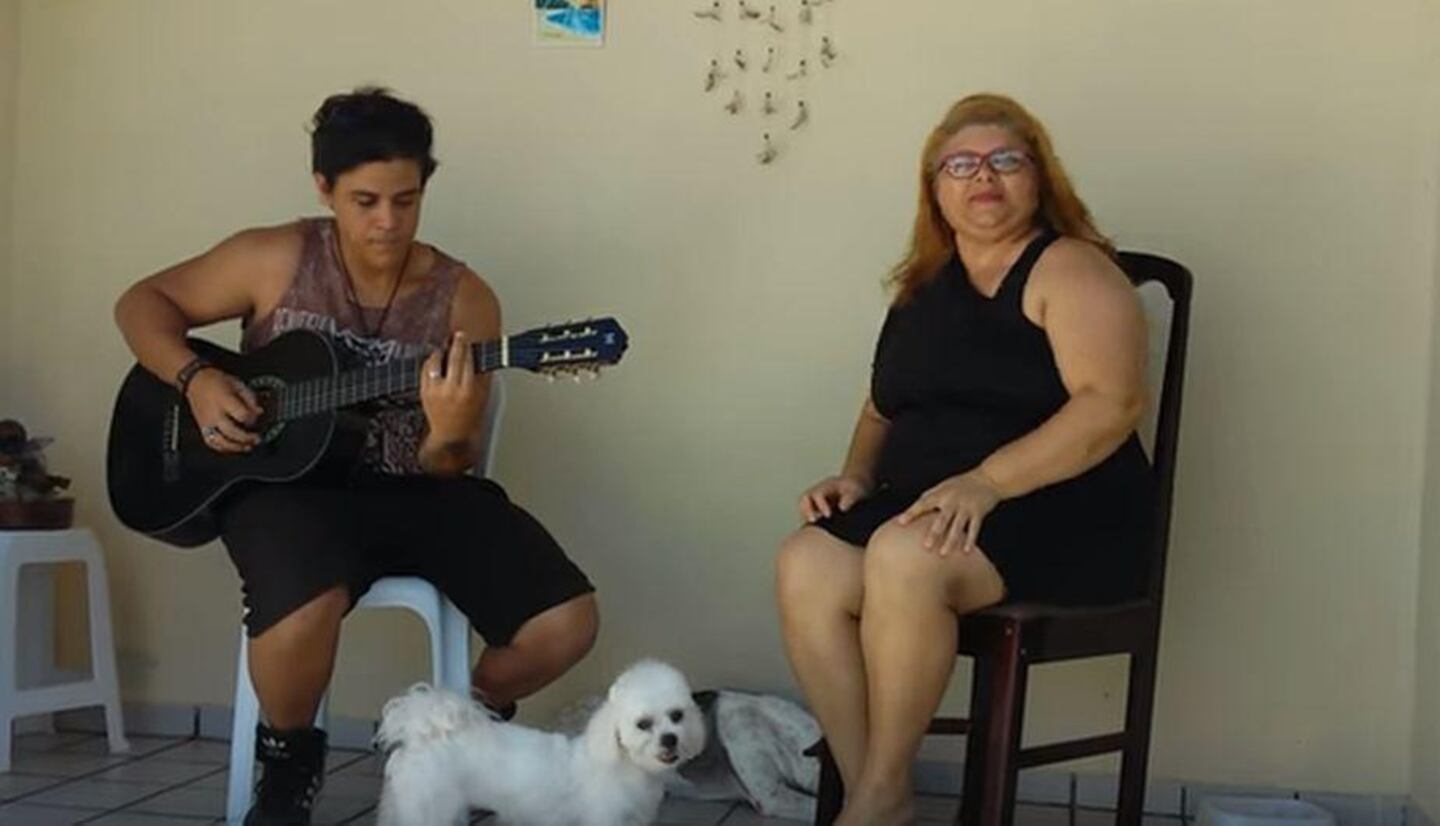 Perros le robaron el show a este dúo musical